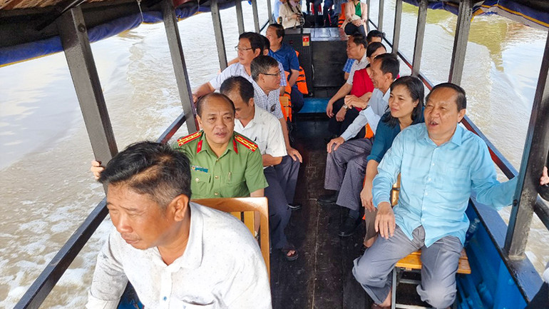Đoàn giám sát đi tàu du lịch tham quan làng nghề gạch ngói hay còn gọi là Di sản đương đại Mang Thít.