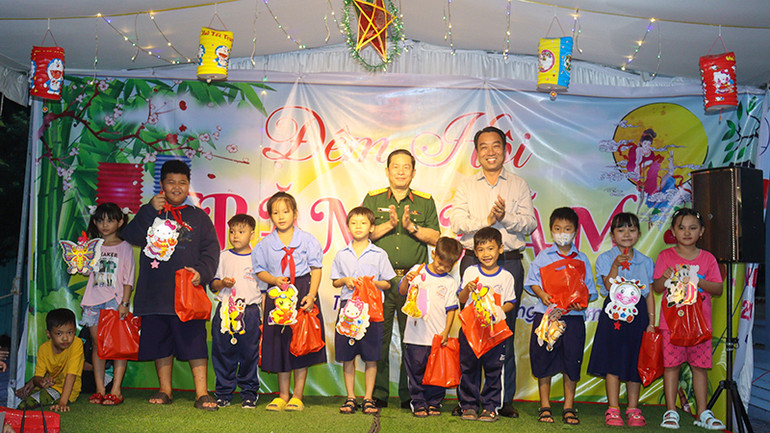 Chủ tịch Ủy ban nhân dân tỉnh Vĩnh Long Lữ Quang Ngời trao quà Trung thu cho trẻ em ở thành phố Vĩnh Long.