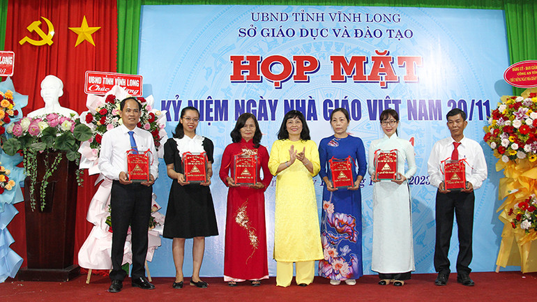 Tuyên dương gia đình nhà giáo tiêu biểu.