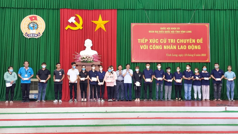 Đoàn đại biểu Quốc hội tỉnh Vĩnh Long trao quà cho công nhân lao động gặp khó khăn.