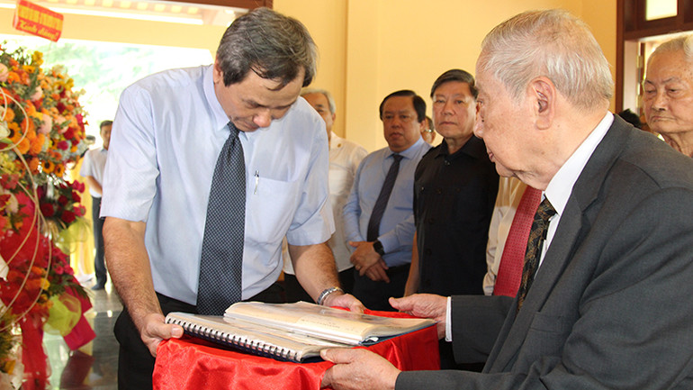 Ông Trần Hữu Phước, Trợ lý Thủ tướng Chính phủ Võ Văn Kiệt lúc sinh thời, tặng hiện vật là các bức thư và tài liệu quý của Thủ tướng Võ Văn Kiệt.