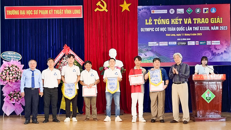 Ban tổ chức trao giải Ba đồng đội.