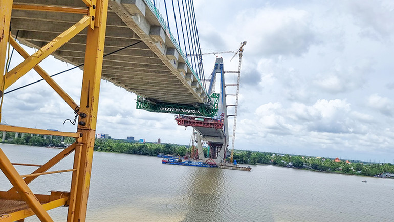 Cầu Mỹ Thuận 2 nhìn từ phía dưới dạ cầu lên.