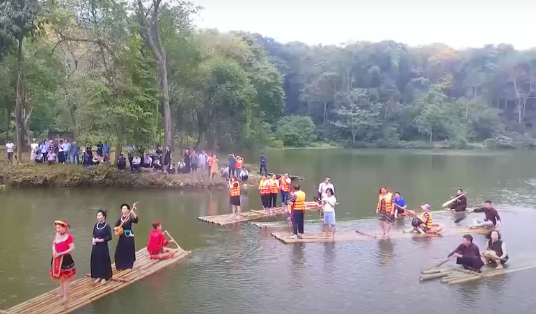 Khu di tích Quốc gia đặc biệt Tân Trào đa dạng các sản phẩm du lịch nhằm thu hút du khách. Khu di tích Quốc gia đặc biệt Tân Trào đa dạng các sản phẩm du lịch nhằm thu hút du khách.