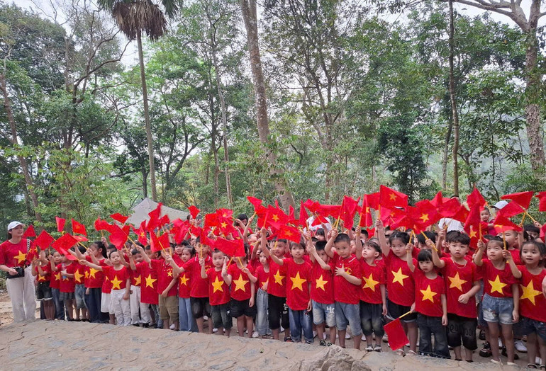 Du lịch về nguồn góp phần bồi đắp tình yêu quê hương đất nước cho thế hệ trẻ. Du lịch về nguồn góp phần bồi đắp tình yêu quê hương đất nước cho thế hệ trẻ.