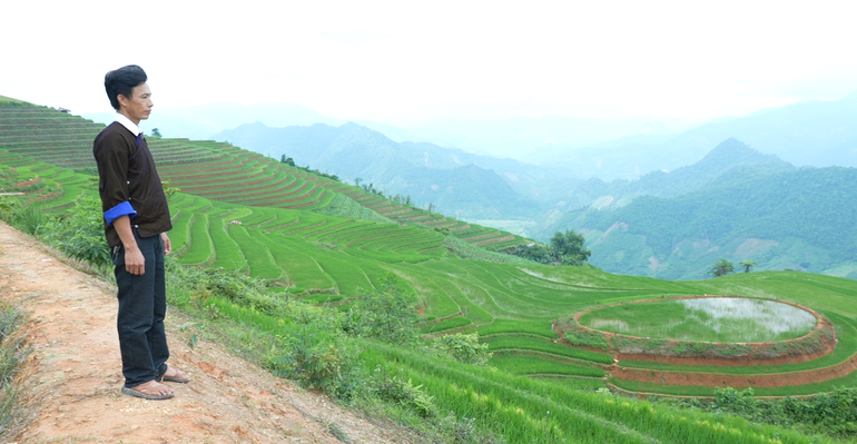 Anh Dờ cùng nhiều hộ trong thôn mở con đường đất từ các xóm lên lưng chừng ruộng bậc thang.