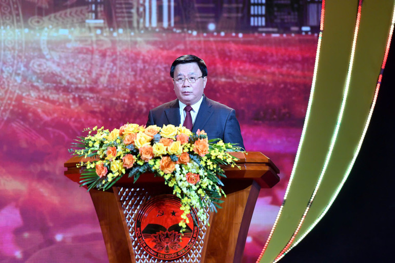 Đồng chí Nguyễn Xuân Thắng, Giám đốc Học viện Chính trị quốc gia Hồ Chí Minh, Trưởng Ban Chỉ đạo cuộc thi phát biểu chào mừng các tác giả, tập thể đạt thành tích cao trong cuộc thi năm nay. (Ảnh: ĐĂNG KHOA)