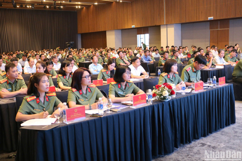 Các đại biểu học tập các chuyên đề về nhân quyền được phổ biến tại Hội nghị. (Ảnh: Ban tổ chức)