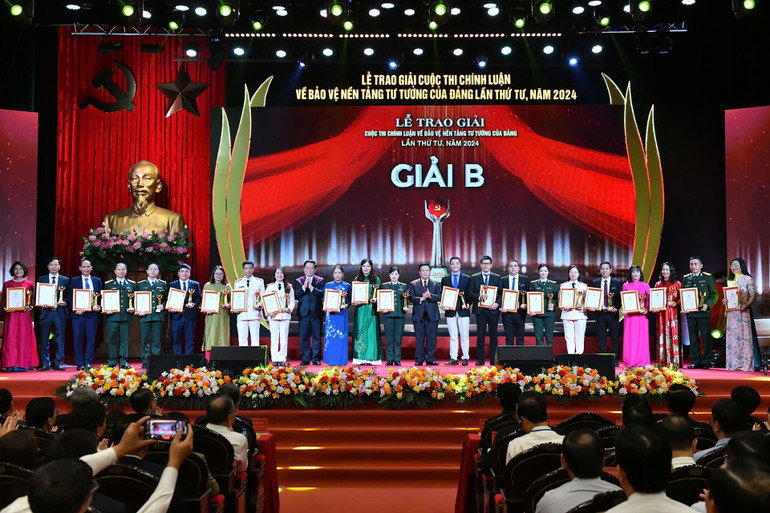 Đồng chí Nguyễn Xuân Thắng, Giám đốc Học viện Chính trị quốc gia Hồ Chí Minh và đồng chí Nguyễn Trọng Nghĩa, Trưởng Ban Tuyên giáo Trung ương trao giải cho các tác phẩm đạt giải B. (Ảnh: ĐĂNG KHOA)