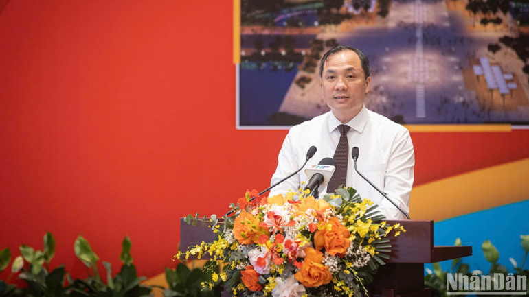 Đồng chí Hoàng Trung Dũng, Ủy viên Trung ương Đảng, Tổng Biên tập Tạp chí Cộng sản phát biểu đề dẫn hội thảo. (Ảnh: SƠN TÙNG) Đồng chí Hoàng Trung Dũng, Ủy viên Trung ương Đảng, Tổng Biên tập Tạp chí Cộng sản phát biểu đề dẫn hội thảo. (Ảnh: SƠN TÙNG)