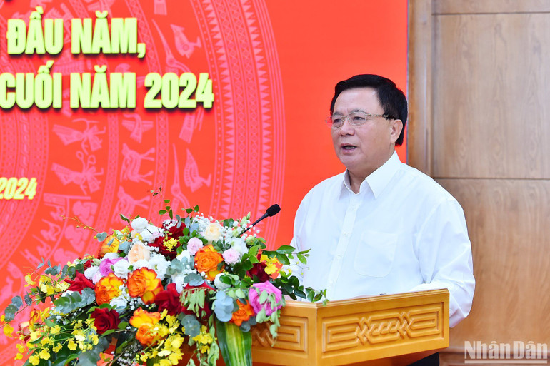 Đồng chí Nguyễn Xuân Thắng, Giám đốc Học viện Chính trị Quốc gia Hồ Chí Minh, Chủ tịch Hội đồng Lý luận Trung ương, Phó Trưởng Ban Chỉ đạo 35 Trung ương phát biểu tại Hội nghị. (Ảnh: THỦY NGUYÊN) Đồng chí Nguyễn Xuân Thắng, Giám đốc Học viện Chính trị Quốc gia Hồ Chí Minh, Chủ tịch Hội đồng Lý luận Trung ương, Phó Trưởng Ban Chỉ đạo 35 Trung ương phát biểu tại Hội nghị. (Ảnh: THỦY NGUYÊN)