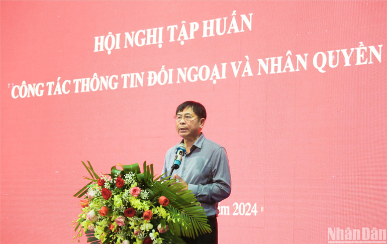 Thiếu tướng Nguyễn Văn Kỷ, Phó Cục trưởng Đối ngoại, Bộ Công an, Phó Chánh Văn phòng Thường trực Ban Chỉ đạo về Nhân quyền của Chính phủ phát biểu tại Hội nghị. (Ảnh: HẢI ĐĂNG)