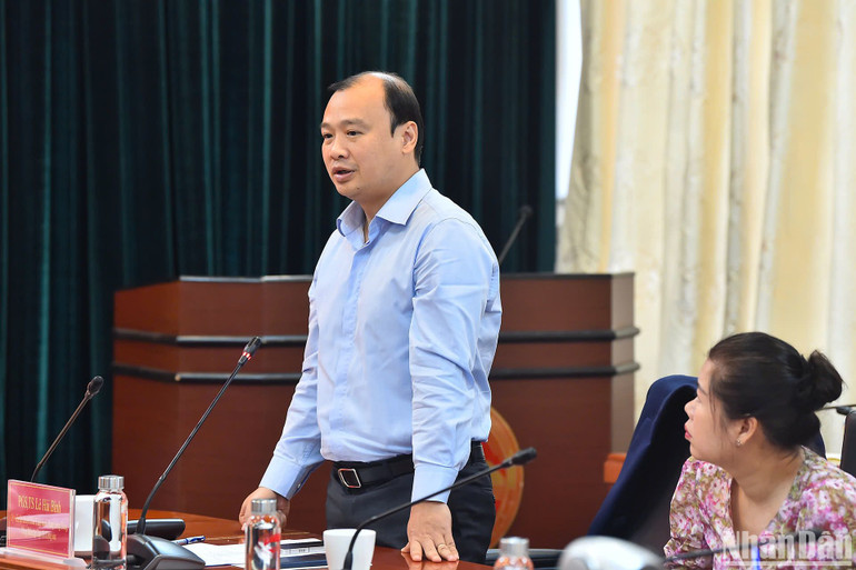 Đồng chí Lê Hải Bình, Ủy viên dự khuyết Trung ương Đảng, Tổng Biên tập Tạp chí Cộng sản phát biểu tại Cuộc họp. (Ảnh: THỦY NGUYÊN)