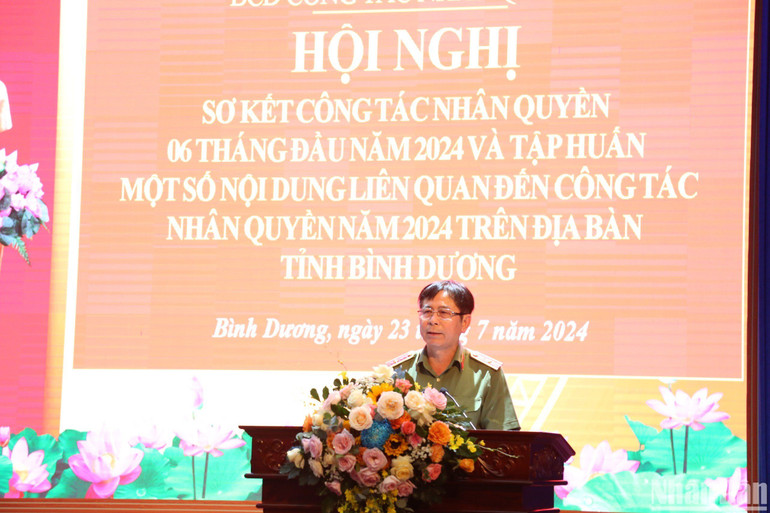 Thiếu tướng Nguyễn Văn Kỷ, Phó Chánh Văn phòng Thường trực về Nhân quyền của Chính phủ phát biểu tại Hội nghị. (Ảnh: BAN TỔ CHỨC)