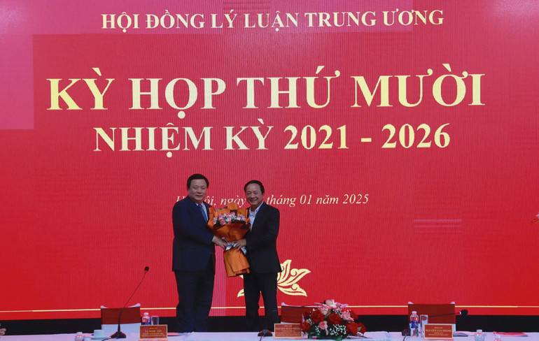 Hội đồng Lý luận Trung ương chúc mừng Thượng tướng Trịnh Văn Quyết được bầu bổ sung vào Ban Bí thư Trung ương Đảng. (Ảnh: HẢI ĐĂNG) Hội đồng Lý luận Trung ương chúc mừng Thượng tướng Trịnh Văn Quyết được bầu bổ sung vào Ban Bí thư Trung ương Đảng. (Ảnh: HẢI ĐĂNG)