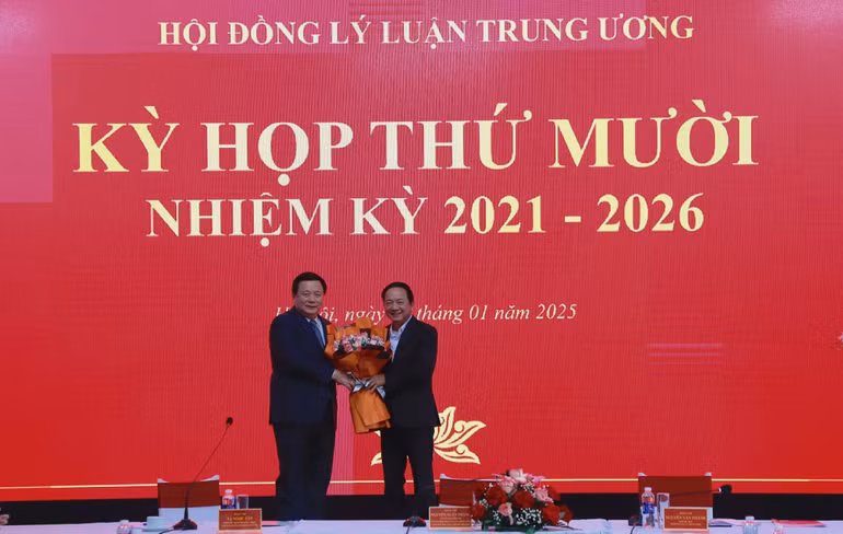 Hội đồng Lý luận Trung ương chúc mừng Thượng tướng Trịnh Văn Quyết được bầu bổ sung vào Ban Bí thư Trung ương Đảng. (Ảnh: HẢI ĐĂNG)