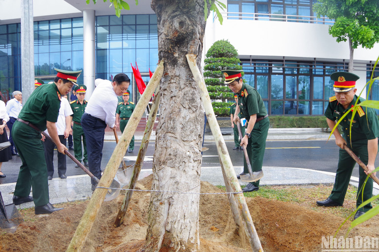 Đồng chí Nguyễn Trọng Nghĩa trồng cây lưu niệm tại Trung tâm Công nghệ Thông tin và Ngoại ngữ, Trường Sĩ quan Thông tin. (Ảnh: XUÂN ĐỊNH) Đồng chí Nguyễn Trọng Nghĩa trồng cây lưu niệm tại Trung tâm Công nghệ Thông tin và Ngoại ngữ, Trường Sĩ quan Thông tin. (Ảnh: XUÂN ĐỊNH)