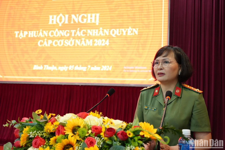 Đại tá Nguyễn Thị Thanh Hương, Trưởng phòng Chuyên đề Nhân quyền, Văn phòng Thường trực về Nhân quyền Chính phủ phát biểu tại hội nghị. (Ảnh: Ban tổ chức)