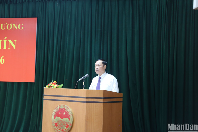 Phó Giáo sư, Tiến sĩ Phạm Văn Linh, Phó Chủ tịch Hội đồng Lý luận Trung ương trình bày tóm tắt dự thảo Báo cáo Kỳ họp thứ chín. (Ảnh: Hải Đăng)