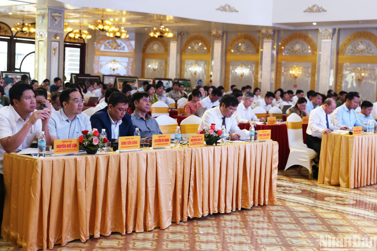 Các đại biểu lắng nghe một số chuyên đề về vấn đề quyền con người; thành tựu bảo đảm quyền con người ở Việt Nam. (Ảnh: HẢI ĐĂNG)