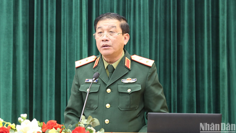 Trung tướng Trương Thiên Tô phát biểu hưởng ứng cuộc thi và chia sẻ kinh nghiệm của Tổng cục Chính trị, Bộ Quốc phòng trong công tác phát động, tổ chức cuộc thi. (Ảnh: HẢI ĐĂNG) Trung tướng Trương Thiên Tô phát biểu hưởng ứng cuộc thi và chia sẻ kinh nghiệm của Tổng cục Chính trị, Bộ Quốc phòng trong công tác phát động, tổ chức cuộc thi. (Ảnh: HẢI ĐĂNG)