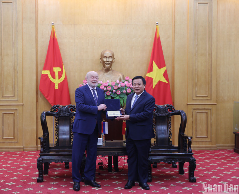 Ông Mikhail Efimovich Fradkov trao quà lưu niệm tặng đồng chí Nguyễn Xuân Thắng. (Ảnh: HẢI ĐĂNG)