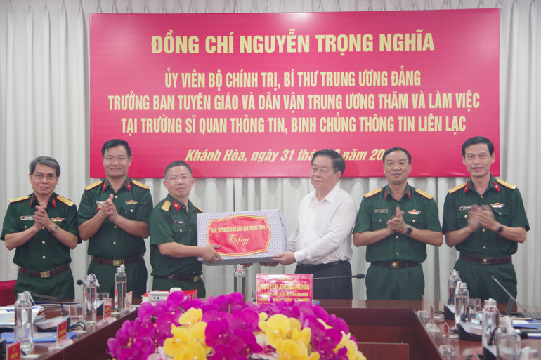 Đồng chí Nguyễn Trọng Nghĩa tặng quà lưu niệm cho Trường Sĩ quan Thông tin. (Ảnh: XUÂN ĐỊNH) Đồng chí Nguyễn Trọng Nghĩa tặng quà lưu niệm cho Trường Sĩ quan Thông tin. (Ảnh: XUÂN ĐỊNH)