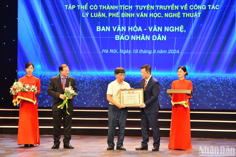 Ban Văn hóa-Văn nghệ, Báo Nhân Dân được trao thưởng vì những đóng góp cho hoạt động lý luận, phê bình văn học, nghệ thuật năm 2023. (Ảnh: THỦY NGUYÊN)