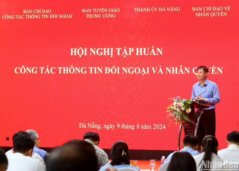 Thiếu tướng Nguyễn Văn Kỷ, Phó Chánh văn phòng Thường trực Ban Chỉ đạo về nhân quyền của Chính phủ báo cáo chuyên đề tại Hội nghị. (Ảnh: BTC)