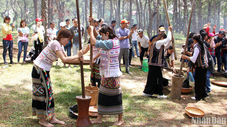 Đồng bào các dân tộc Tây Nguyên vui ngày hội. (Nguồn: nhandan.vn) Đồng bào các dân tộc Tây Nguyên vui ngày hội. (Nguồn: nhandan.vn)