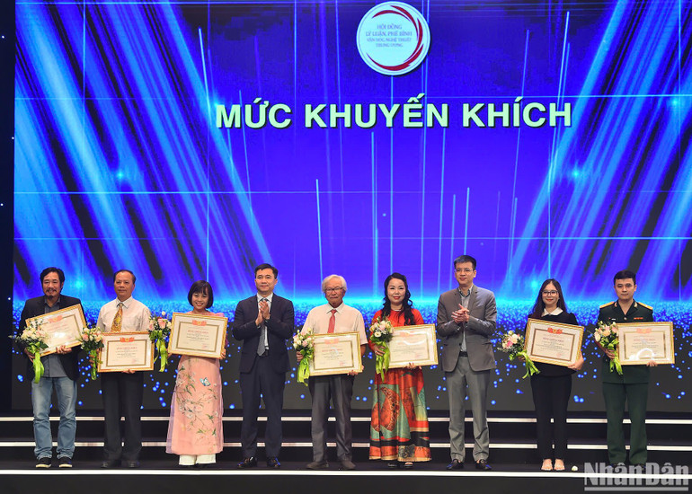Ban tổ chức trao thưởng cho 09 tác phẩm đạt giải khuyến khích. (Ảnh: THỦY NGUYÊN)