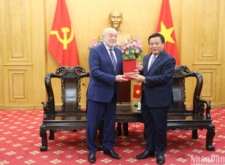 Đồng chí Nguyễn Xuân Thắng tặng quà lưu niệm cho Viện RISS. (Ảnh: HẢI ĐĂNG)