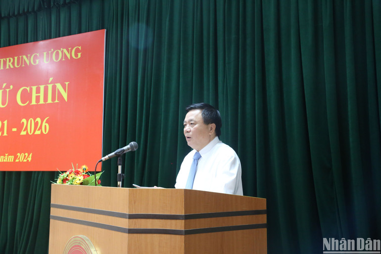 Giáo sư, Tiến sĩ Nguyễn Xuân Thắng, Ủy viên Bộ Chính trị, Giám đốc Học viện Chính trị quốc gia Hồ Chí Minh, Chủ tịch Hội đồng Lý luận Trung ương phát biểu tại Kỳ họp. (Ảnh: Hải Đăng)