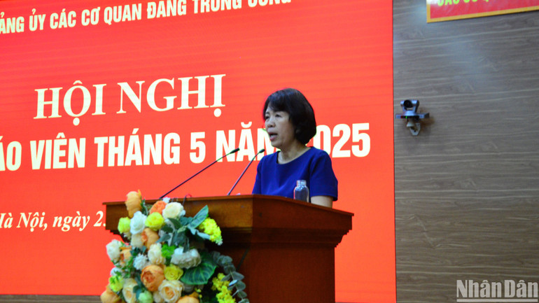 Đồng chí Nguyễn Thị Hoàng Vân, Phó Bí thư Đảng ủy các cơ quan Đảng Trung ương phát biểu ý kiến tại hội nghị. (Ảnh: PHẠM CƯỜNG)