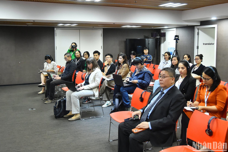 Các cơ quan thông tấn trong nước và quốc tế tác nghiệp tại cuộc họp báo. (Ảnh: Thủy Nguyên)