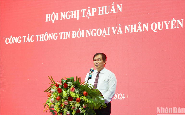 Đồng chí Phan Xuân Thủy, Phó Trưởng Ban Tuyên giáo Trung ương phát biểu tại Hội nghị. (Ảnh: HẢI ĐĂNG)