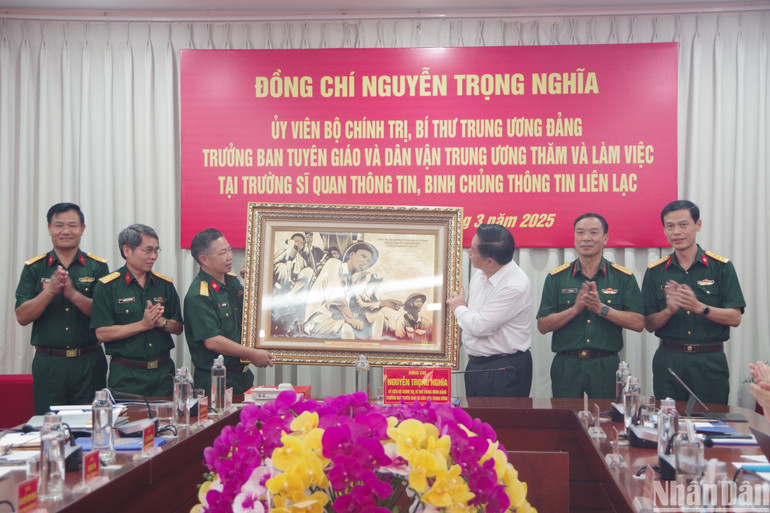 Đồng chí Nguyễn Trọng Nghĩa tặng quà lưu niệm cho Trường Sĩ quan Thông tin. (Ảnh: XUÂN ĐỊNH) Đồng chí Nguyễn Trọng Nghĩa tặng quà lưu niệm cho Trường Sĩ quan Thông tin. (Ảnh: XUÂN ĐỊNH)