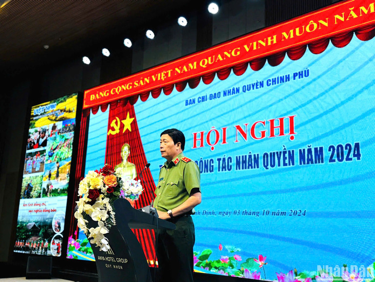 Trung tướng Lê Quốc Hùng, Ủy viên Trung ương Đảng, Thứ trưởng Công an, Phó Trưởng ban Thường trực Ban Chỉ đạo về Nhân quyền của Chính phủ phát biểu tại Hội nghị