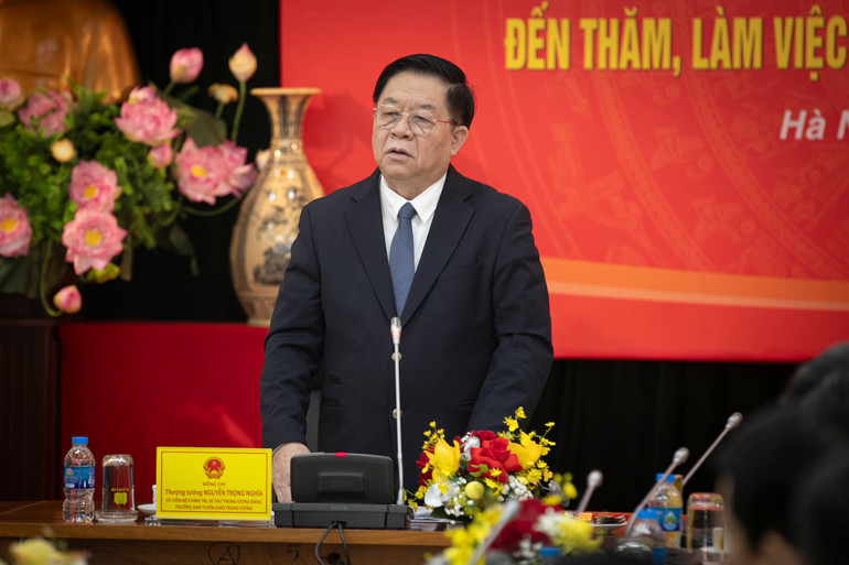 Đồng chí Nguyễn Trọng Nghĩa, Ủy viên Bộ Chính trị, Bí thư Trung ương Đảng, Trưởng Ban Tuyên giáo Trung ương, Phó Trưởng Ban Chỉ đạo 35 Trung ương phát biểu kết luận tại buổi làm việc. (Ảnh: SƠN TÙNG)