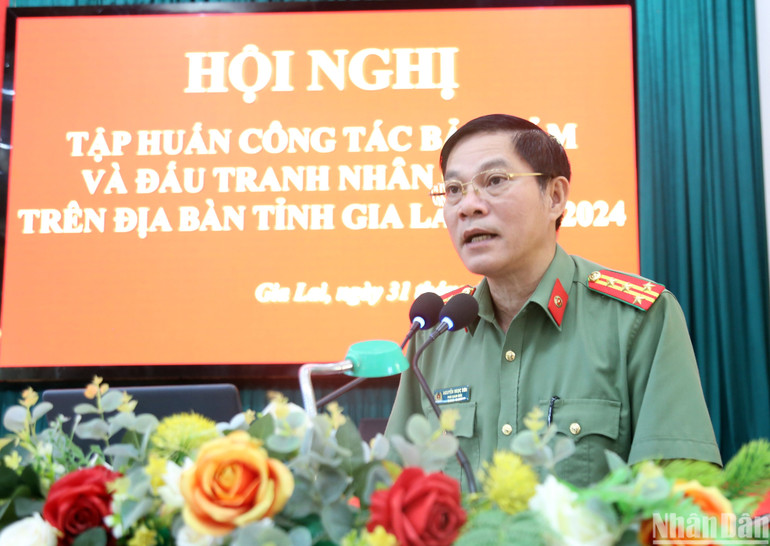 Đại tá Nguyễn Ngọc Sơn, Phó Giám đốc Công an tỉnh, Phó Trưởng ban Thường trực Ban Chỉ đạo về Nhân quyền tỉnh Gia Lai phát biểu khai mạc Hội nghị. (Ảnh: Ban tổ chức)