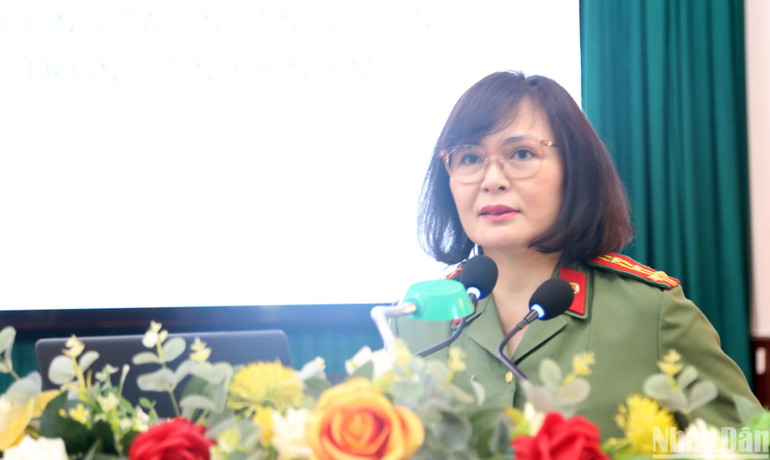 Đại tá Nguyễn Thị Thanh Hương, Trưởng phòng Chuyên đề Nhân quyền, Văn phòng thường trực về nhân quyền Chính phủ phát biểu tại Hội nghị. (Ảnh: Ban tổ chức)