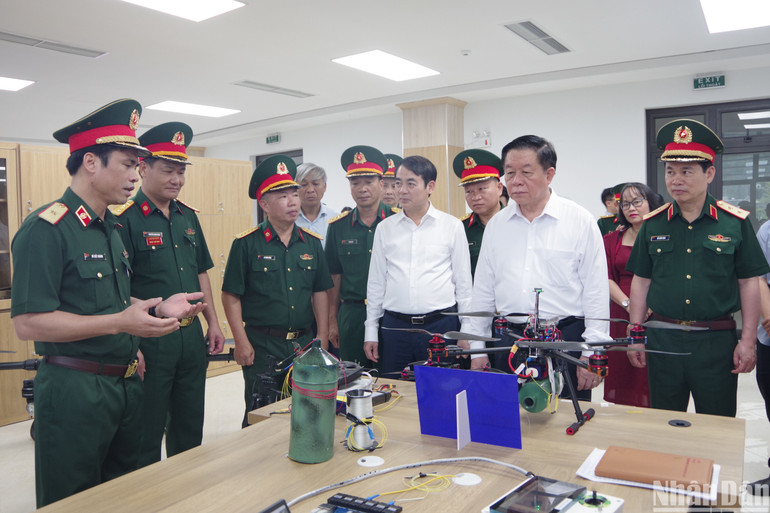 Đoàn công tác tham quan khu vực trưng bày sản phẩm nghiên cứu khoa học tại Trung tâm Công nghệ thông tin và Ngoại ngữ. (Ảnh: XUÂN ĐỊNH) Đoàn công tác tham quan khu vực trưng bày sản phẩm nghiên cứu khoa học tại Trung tâm Công nghệ thông tin và Ngoại ngữ. (Ảnh: XUÂN ĐỊNH)