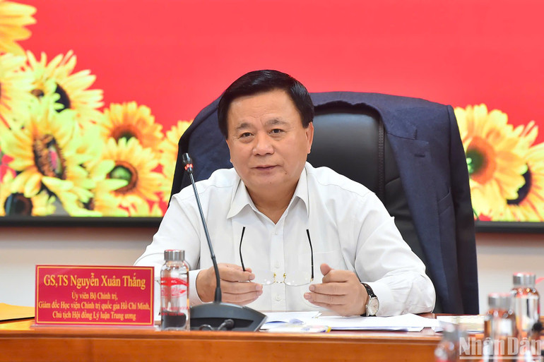 Giáo sư, Tiến sĩ Nguyễn Xuân Thắng, Ủy viên Bộ Chính trị, Giám đốc Học viện Chính trị Quốc gia Hồ Chí Minh, Chủ tịch Hội đồng Lý luận Trung ương, Trưởng Ban Chỉ đạo Cuộc thi dự và chỉ đạo Cuộc họp (Ảnh: THỦY NGUYÊN)