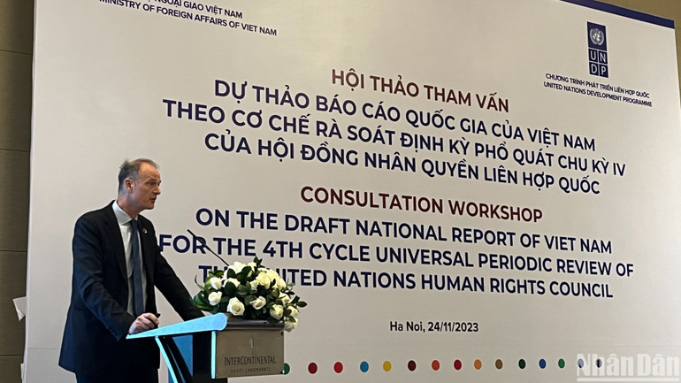 Phó Đại diện thường trú UNDP Patrick Haverman đưa ra một số ý kiến góp ý cho dự thảo Báo cáo quốc gia. (Ảnh: Hải Đăng) Phó Đại diện thường trú UNDP Patrick Haverman đưa ra một số ý kiến góp ý cho dự thảo Báo cáo quốc gia. (Ảnh: Hải Đăng)