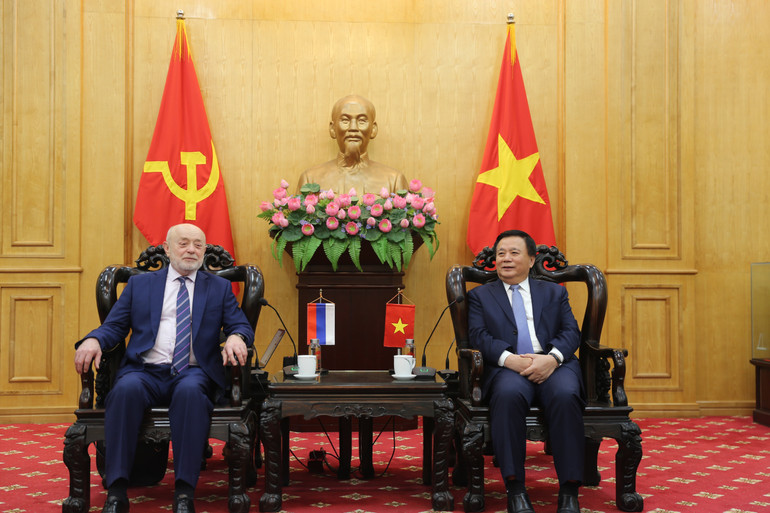 Đồng chí Nguyễn Xuân Thắng, Ủy viên Bộ Chính trị, Giám đốc Học viện Chính trị quốc gia Hồ Chí Minh, Chủ tịch Hội đồng Lý luận Trung ương tiếp ông Mikhail Efimovich Fradkov, Giám đốc Viện Nghiên cứu Chiến lược Nga (RISS). (Ảnh: HẢI ĐĂNG)