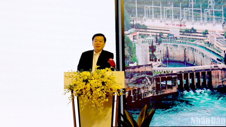 Phó Chủ tịch Ủy ban nhân dân tỉnh Hòa Bình Nguyễn Văn Chương phát biểu tại Hội nghị. (Ảnh: Hải Đăng)