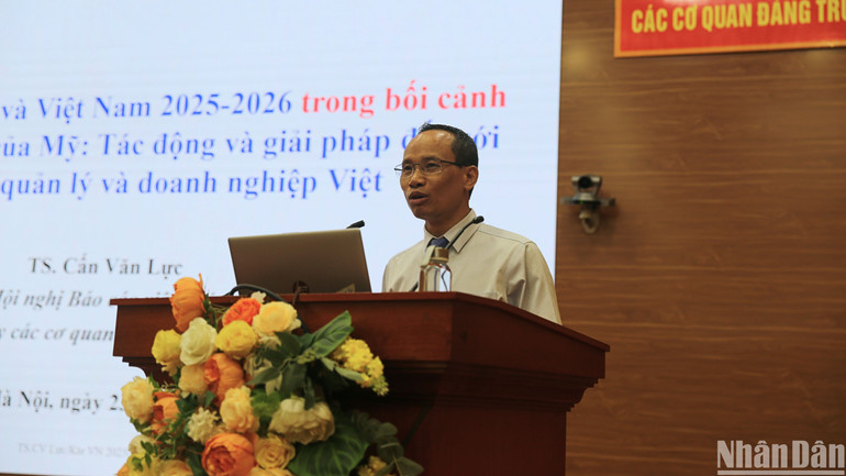 Tiến sĩ Cấn Văn Lực, thành viên Hội đồng tư vấn chính sách của Thủ tướng trình bày báo cáo thông tin chuyên đề. (Ảnh: HẢI ĐĂNG)