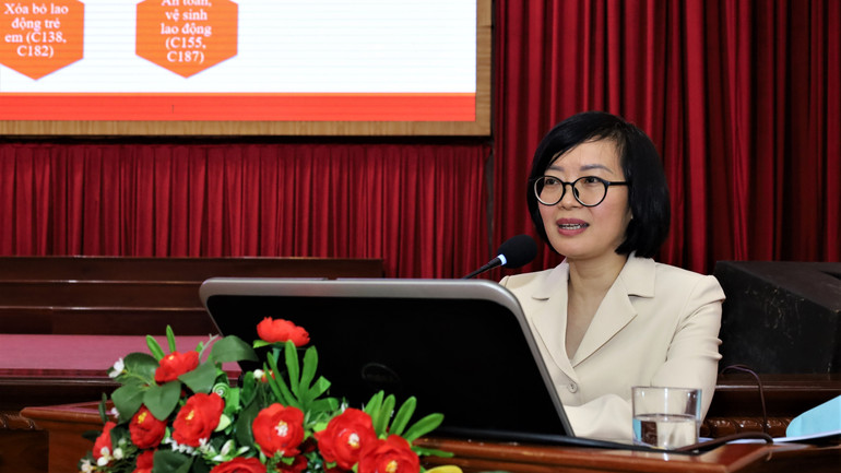 Báo cáo viên trình bày chuyên đề tại Hội nghị. (Ảnh: Ban Tổ chức cung cấp)