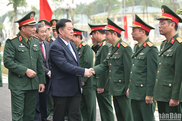 Đồng chí Nguyễn Trọng Nghĩa, Ủy viên Bộ Chính trị, Bí thư Trung ương Đảng, Trưởng Ban Tuyên giáo Trung ương thăm hỏi, động viên cán bộ, chiến sĩ của Bộ Tư lệnh 86. (Ảnh: THẾ ĐẠI)