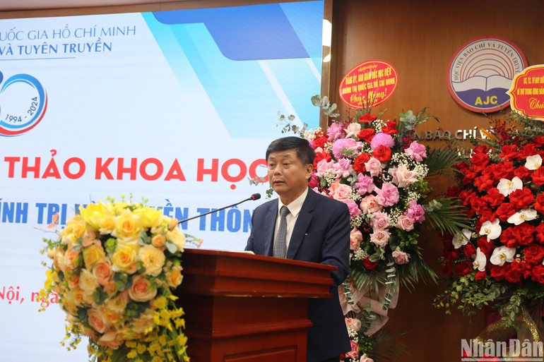 Phó Giáo sư, Tiến sĩ Phạm Minh Sơn, Giám đốc Học viện Báo chí và Tuyên truyền phát biểu tại Lễ kỷ niệm. (Ảnh: HẢI ĐĂNG)